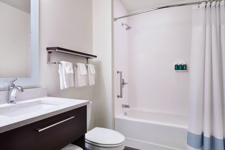 Bathroom, TownePlace Suites by Marriott St. Louis O'Fallon, Saint Clair