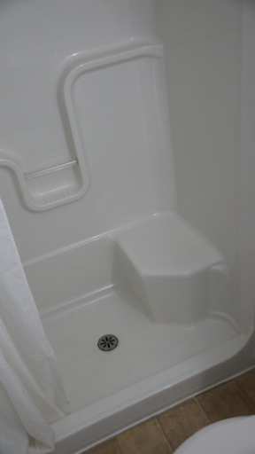 Bathroom 1, Robyn's Motel, Peterborough