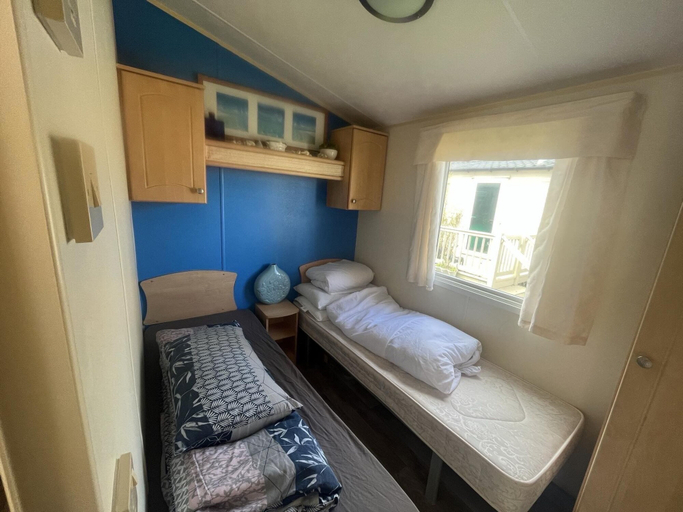Others 4, Caravan - Sleeps 8 - Decking - Pets Ok - Parking, Cambridgeshire