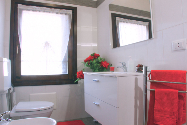 Bathroom 5, 1 Bed-sleeps 4-town Centre-free Parking-aircon, Padua