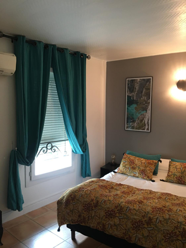 Bedroom 2, Hotel Le Mistral, Bouches-du-Rhône