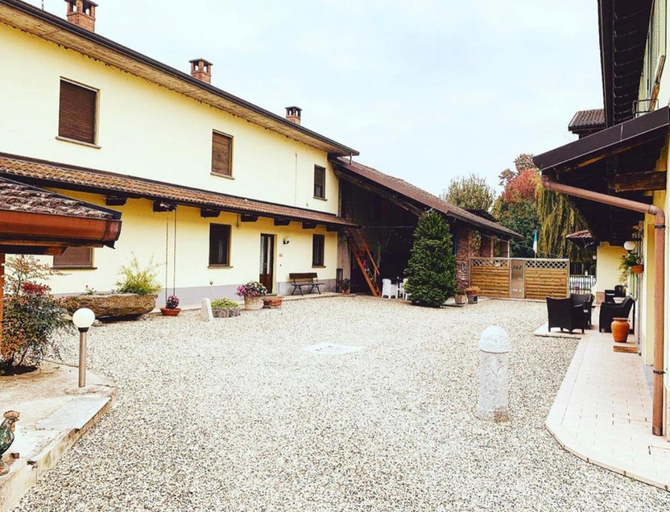 Others 3, B&B dalLo Zio, Pavia
