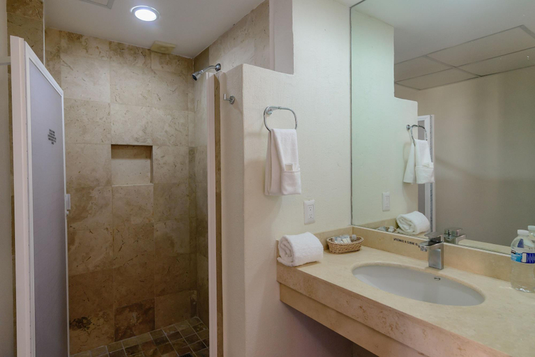 Bathroom 5, Gumont Hotel, León
