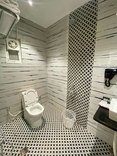 Bathroom 4, HOTEL GULMOHAR PLAZA BY AUROVILLE ENT, Chandauli