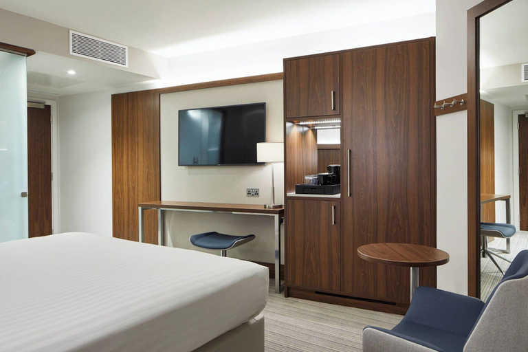 Bedroom 2, Courtyard By Marriott Oxford City Centre, Oxfordshire
