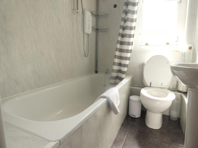 Bathroom, Central 2-bed Flat in Edinburgh, Edinburgh