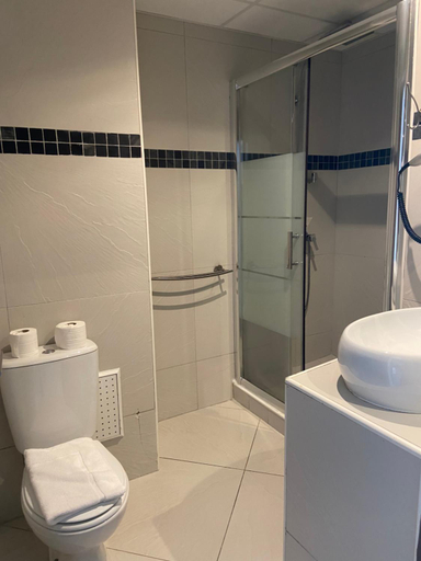 Bathroom 3, Select, Saint-Denis