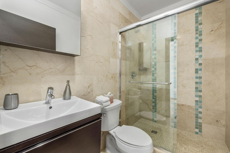 Bathroom, One Bedroom w Amazing Views GYM Resort Amenities