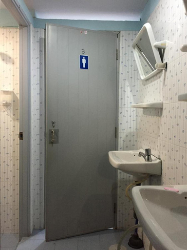 Bathroom 3, Honey Place Guesthouse, Phra Nakhon