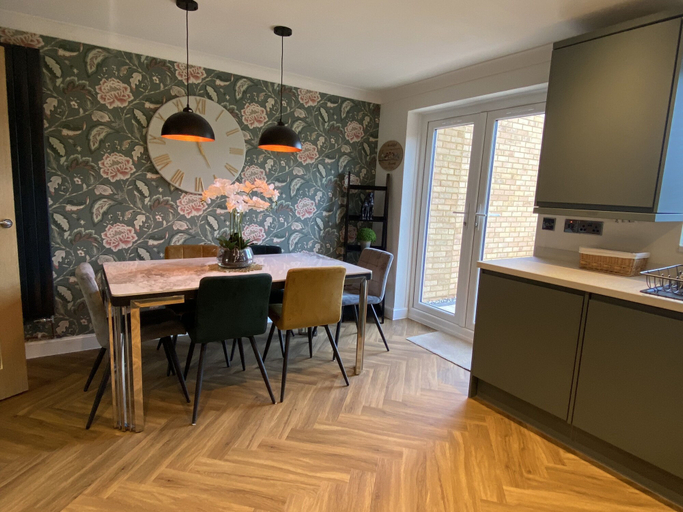 Dining 2, Cozy Bedford Home With 3 Bedrooms, Bedfordshire