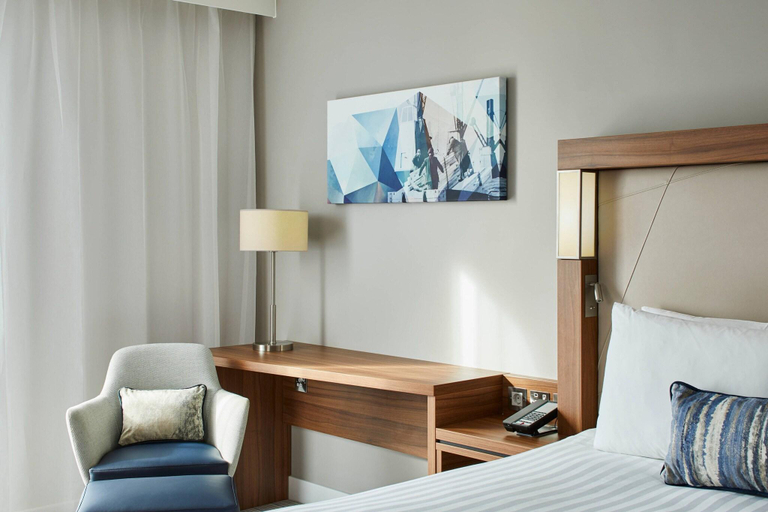 Bedroom 3, Courtyard By Marriott London City Airport, London