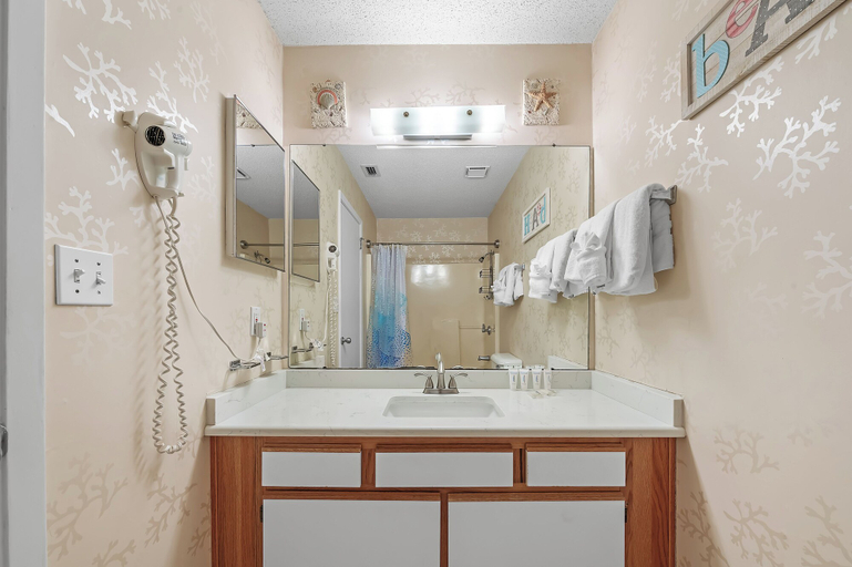 Bathroom 4, Phoenix VII 1416, Baldwin
