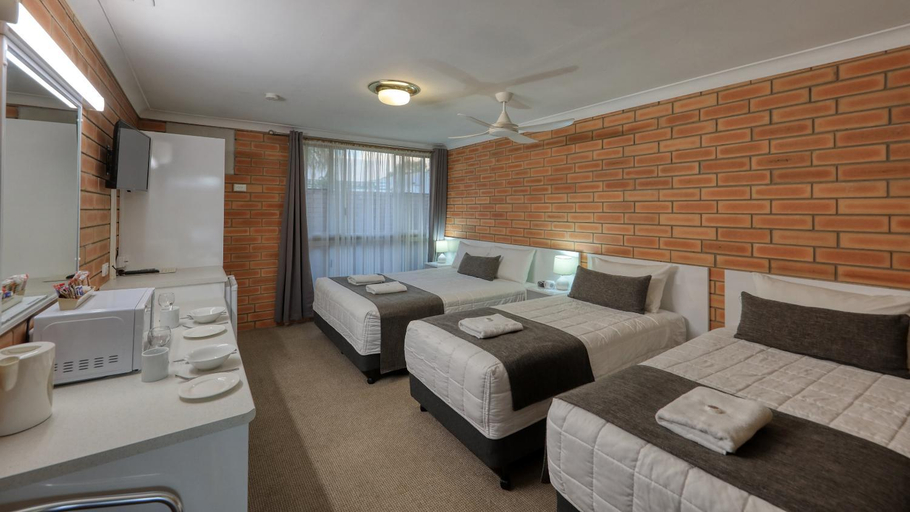 Bedroom 2, Gunsynd Motor Inn, Goondiwind