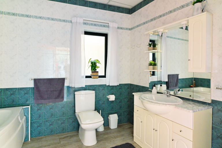 Bathroom 4, Charming Getaway With Views in Marsascala