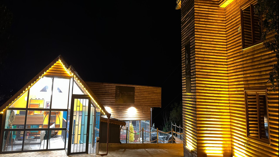 Exterior & Views