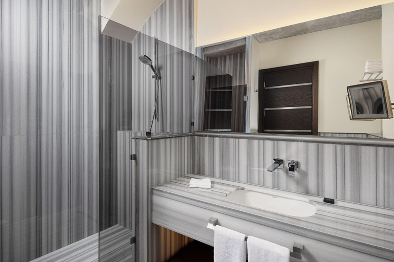 Bathroom 4, Hotel Decamondo, Beyoğlu