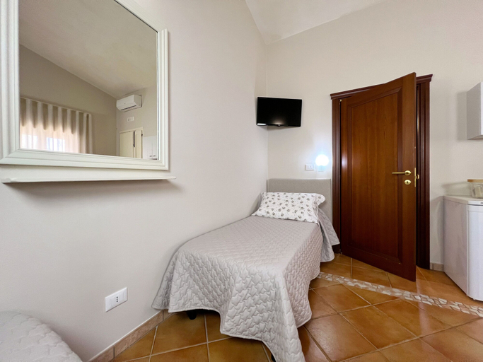 Bedroom 2, La Maison One B&B, Brindisi