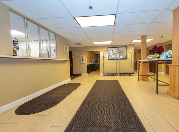 Public Area 2, Super 8 by Wyndham St Charles, Saint Charles
