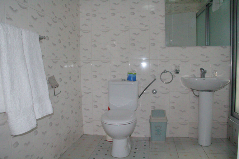 Bathroom 2, Gold Plus Hotel Ghana, Atwima
