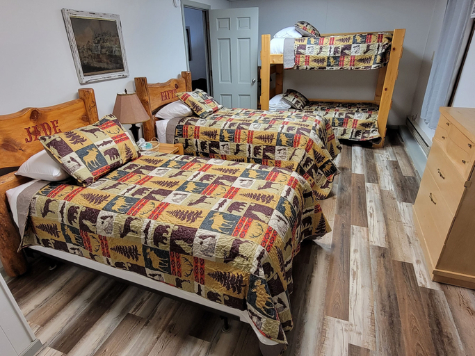 Bedroom 4, Carls Cabins, Adams