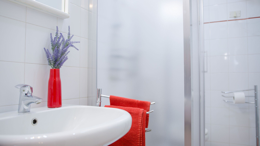 Bathroom 5, Studio-sleeps 2-aircon-town Centre-free Parking, Padua