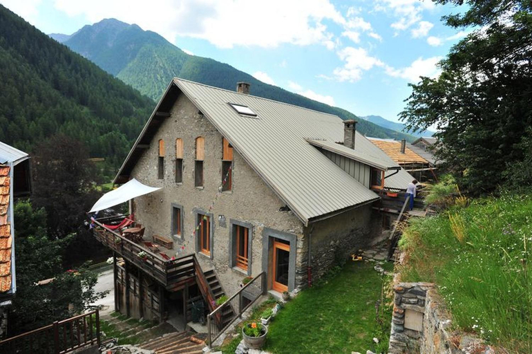 Exterior & Views