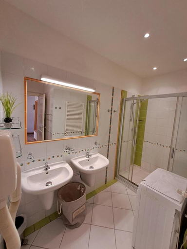 Bathroom 3, Hostel SKLEP, Praha 1