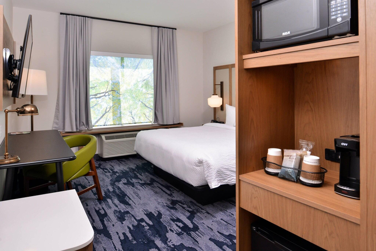 Bedroom 3, Fairfield Inn & Suites by Marriott Minneapolis Sha, Scott