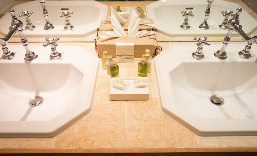 Bathroom 4, Le Verger Maelvi, Var