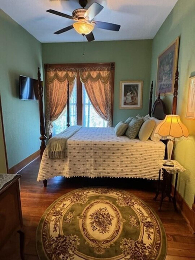 Bedroom 3, Woodbine Inn and Restaurant, Madison