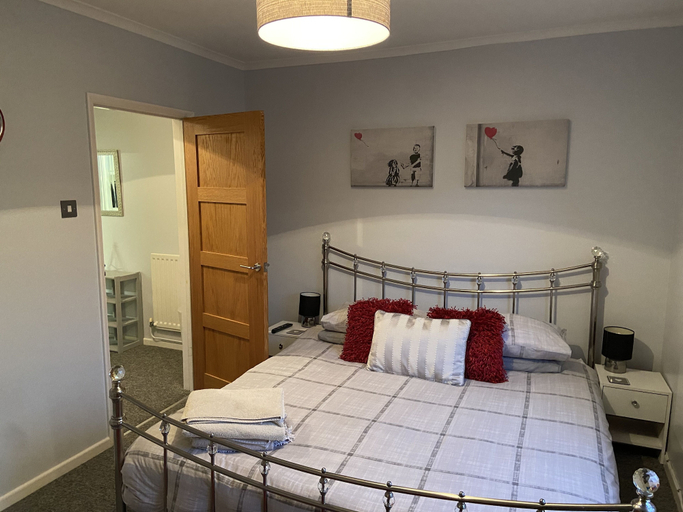 Room 2, 1-bedroom Apartment Sleeps 4, Parking, Kent
