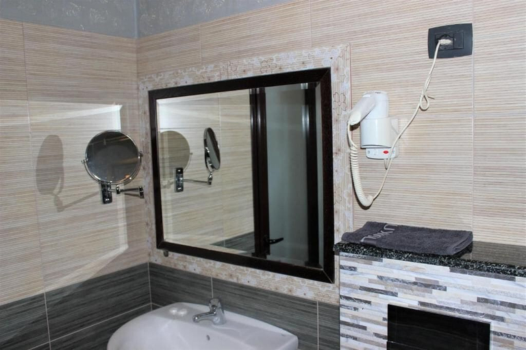 Bathroom 3, Luander Hotel, Tiranës