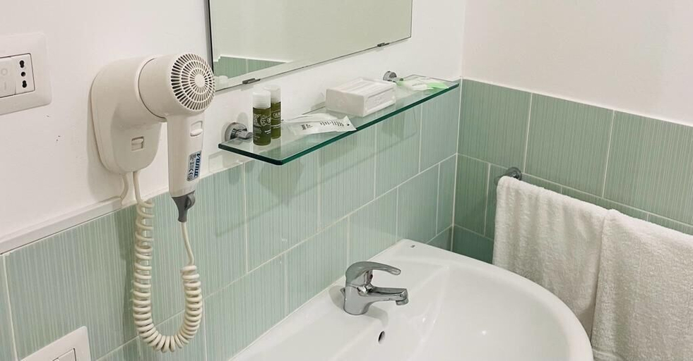 Bathroom 5, Casa Verga, Syracuse