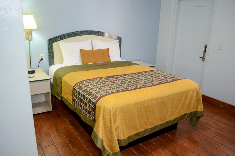 Bedroom 2, Economy Inn, Palm Beach