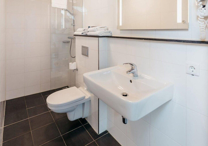 Bathroom 4, YAYS Amsterdam Maritime, Amsterdam
