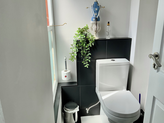 Bathroom 4, Goblins Creek, West Coast
