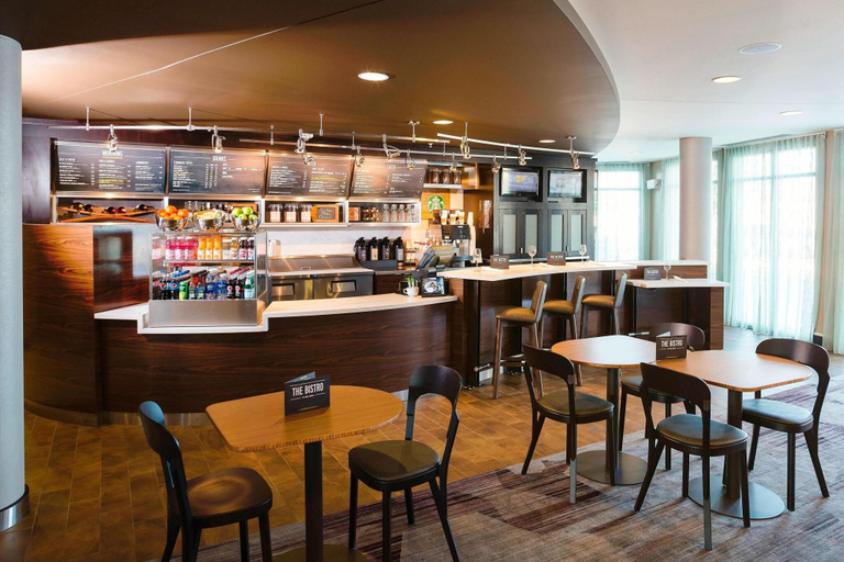 Food & Drinks 5, Courtyard Sioux Falls, Minnehaha