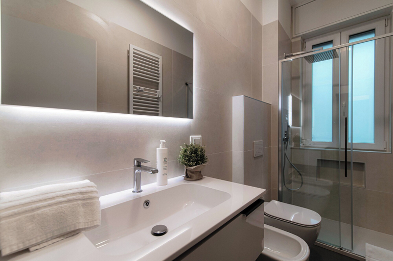 Room 4, Luci A Lago, Como