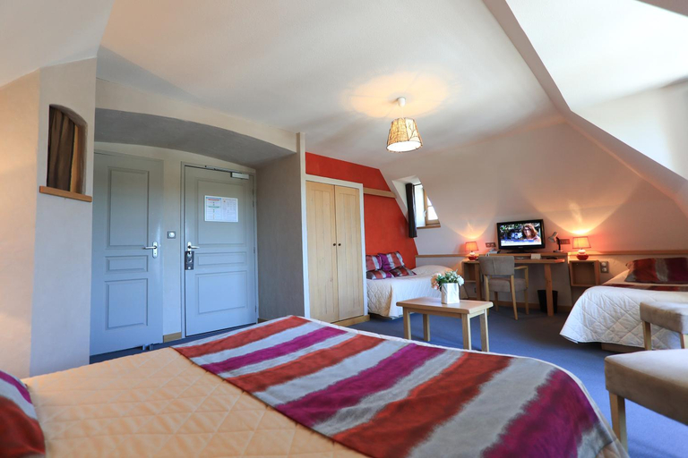 Bedroom 3, Logis Hotel Restaurant & Spa les Remparts, Cantal