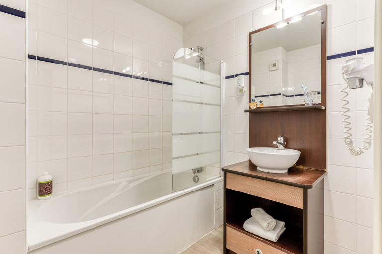 Bathroom 4, Zenitude Hôtel Résidences Beziers Centre, Hérault