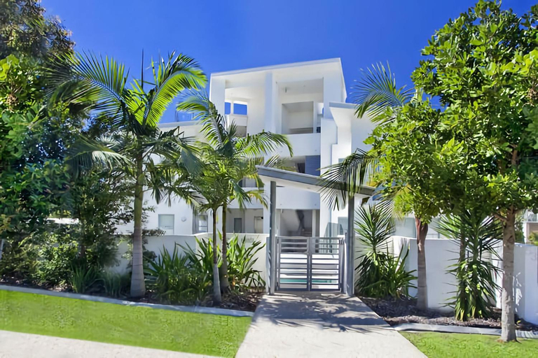 1 Alpha - Lovely and Spacious 3 bed apartment all on one level lift pool air con garden outlook, Noosa - Sunshine-Peregian