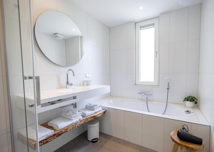 Bathroom 3, Villa de Hazelaar, Bergen