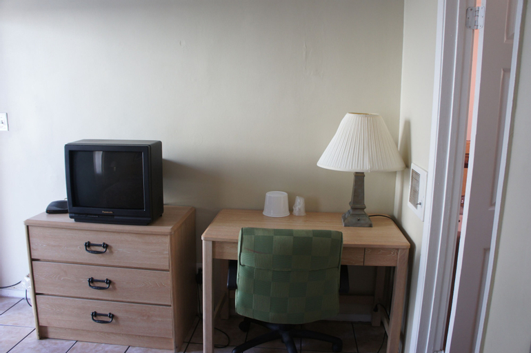 Bedroom 4, Budget Inn, Contra Costa