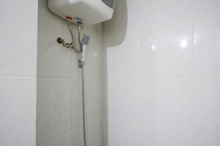 Bathroom 5, RedDoorz Plus @ Hotel Srikandi Kendari, Kendari