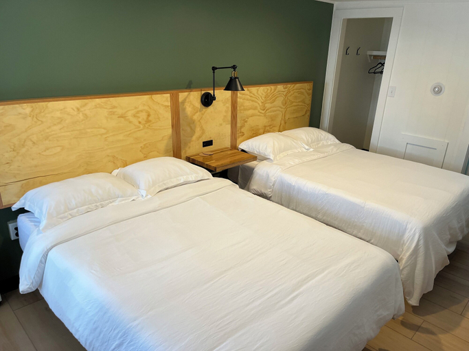 Bedroom 2, Happy Bear Motel, Rutland