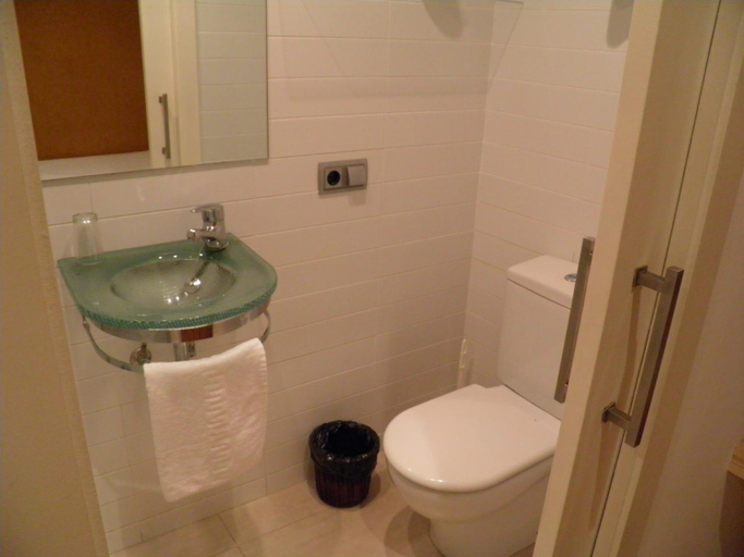 Bathroom 5, Hotel Annex Rey Don Jaime I, Barcelona