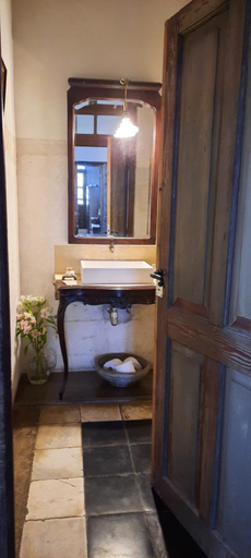 Bathroom 3, LA USINA VIEJA, Esquina