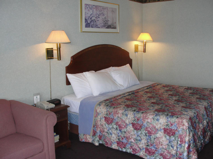 Bedroom 4, Budget Inn, Blount
