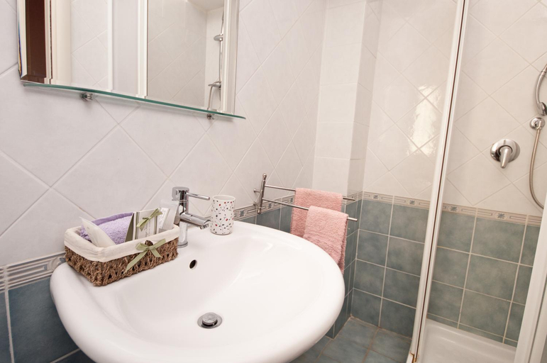 Bathroom 2, Passeggiate Romane , Rome