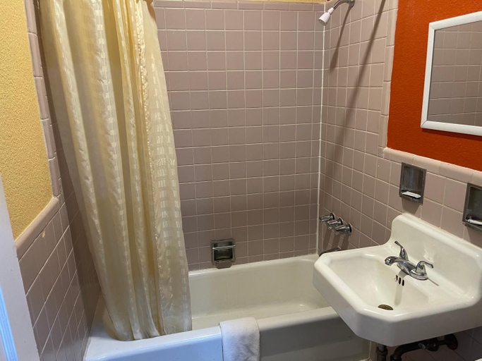 Bathroom, Kenwood Court Motel, Wilson